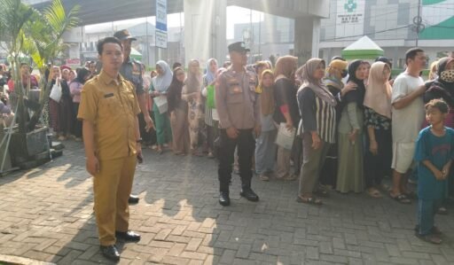 Kawal Bantuan Sosial, Bhabinkamtibmas Bojong Menteng Amankan Penyaluran 1.900 Kantong Beras