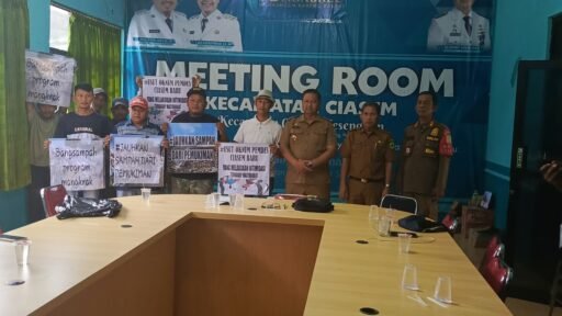 Puluhan Warga Ciasem Baru Desak Camat Usut Kinerja Kepala Desa