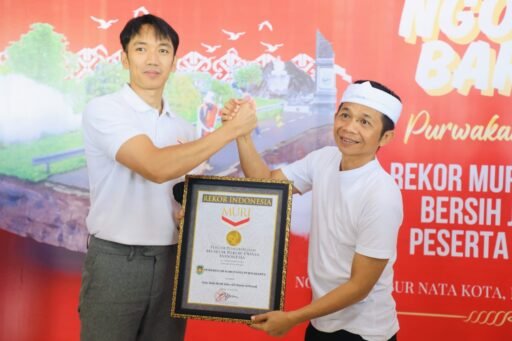 Program Ngosrek Purwakarta Raih Rekor MURI: Kerja Bakti Bersih Jalan Peserta Terbanyak