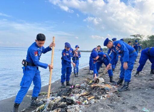 Pasca Banjir Mataram, Ini Aksi Bersih Pantai Loang Baloq Oleh Polairud Polda NTB