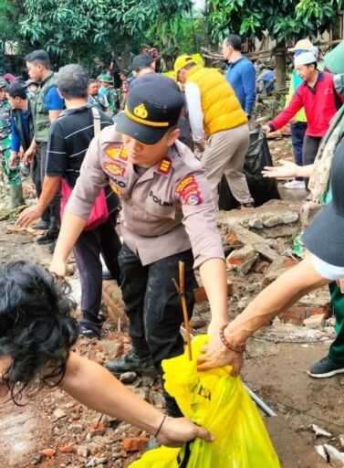 Polri Peduli Masyarakat , Polsek Sandubaya Gelar Bhaksos di 3 Titik Pasca Banjir Mataram