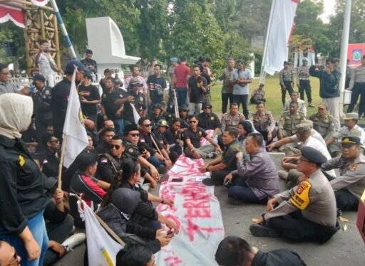 80 Personel Gabungan Amankan Aksi Unjuk Rasa KASTA NTB di Kantor Gubernur