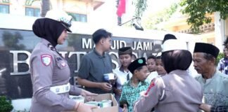 Srikandi Giri Satlantas Polres Gresik Hadir Masyarakat, Jaga Keamanan dan Berbagi Berkah Jumat