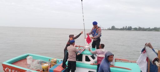 Sambut HUT RI ke-80, Satpolairud Polres Aceh Barat Bagikan 80 Bendera Merah Putih Kepada Nelayan.