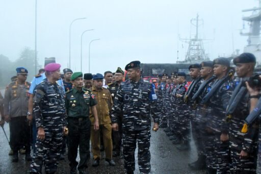 Ditengah Guyuran Hujan, Pangkoarmada 3 Pimpin Apel LATSAR Di Dermaga Irian Lantamal IX Ambon