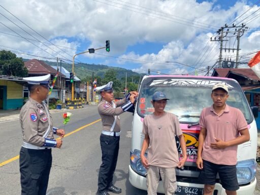Satlants polres lmpung bart pasngkn bendera merah putih dikendaraan jelang hri kemrdekaan RI ke-80