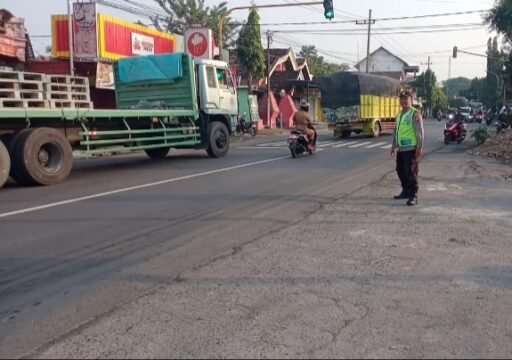 Polsek Ngimbang Secara Rutin Melaksanakan Commanderwish Pagi di Daerah Rawan Kemacetan
