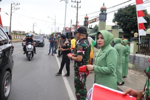 Kodim 0105/Abar dan mitra bagikan 500 bendera Merah Putih sambut HUT RI ke-80.