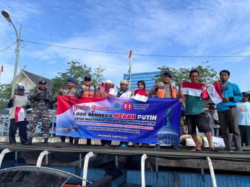 Sambut HUT Ke-80 Republik Indonesia, Lanal Banjarmasin Bagikan 1.000 Bendera Merah Putih