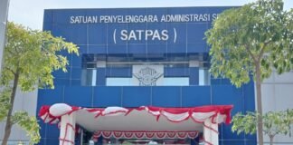 Kenang Jasa Para Pahlawan Nasional, Petugas Pelayanan Satpas SIM Colombo Berbaju Veteran