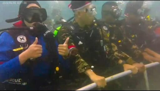 Songsong HUT RI Ke-80, Kodaeral IX Ambon & Forkopimda Maluku Kibarkan Bendera Bawah Laut