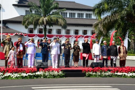 Komandan & Prajurit Lanal Bandung Ikuti Upacara Hut Ke-80 Kemerdekaan RI Tingkat Jawa Barat 2025