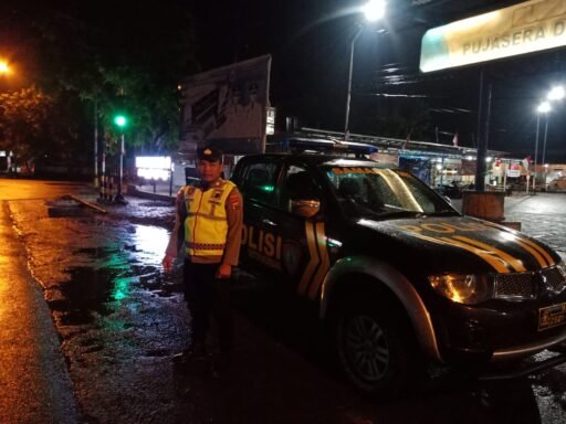 Guna Antisipasi Kriminalitas 3C Polsek Ngimbang Gelar Patroli Blue Light Di Daerah Rawan Kamtibmas