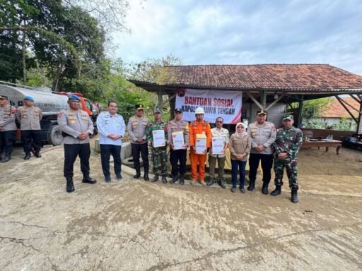 Wakapolda Jateng Beri Bantuan dan Dukungan Moril Untuk Korban Kebakaran Sumur Minyak di Blora