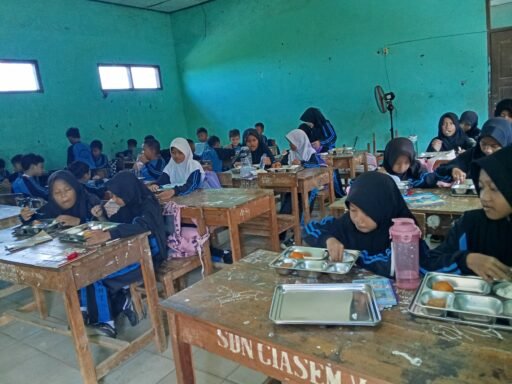 Program MBG di SDN Ahmad Yani Ciasem, Siswa Antusias Sambut MBG