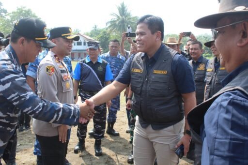 Danlanal Bandung Ikuti Kasal Gelar Pengobatan&Makan Bergizi Gratis Pada Baksos TNI AL Di Sukabumi