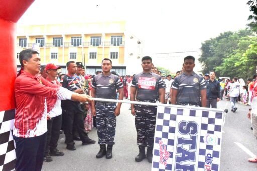 Prajurit Lanal Bintan Turut Ramaikan Gerak Jalan 17 KM Di Tanjungpinang