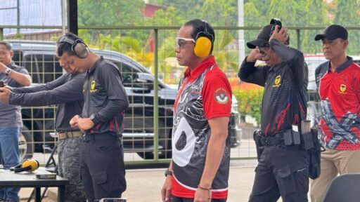 Irjen Pol Andi Rian Ikuti Latihan Menembak Bersama Pejabat Utama di Lapangan Hastiguna