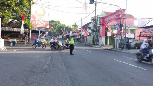 Polsek Ngimbang Demi Antisipasi Kemacetan Secara Rutin Melaksanakan Commanderwish Pagi