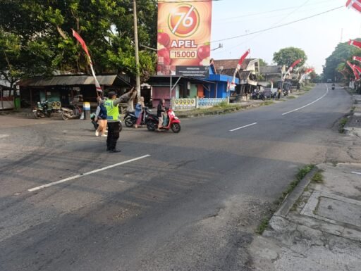 Antisipasi Kemacetan Polsek Ngimbang Secara Rutin Melaksanakan Commanderwish Pagi