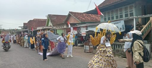 Merayakan HUT RI Ke-80 Kepala desa Purun Mengelar Acara Karnaval, perserta dari TK sapai Umum.