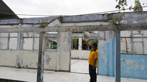 SMPN 2 Patokbeusi Rusak Parah, Tiga Ruangan Tak Layak Pakai
