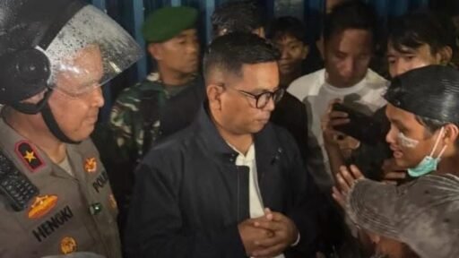 Di Tengah Guyuran Hujan, Gubernur dan Kapolda Banten Sapa Demonstran