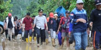 Prihatin dengan Warga Terdampak Banjir, Parosil Tinjau Lokasi Banjir Sembari Salurkan Bantuan.