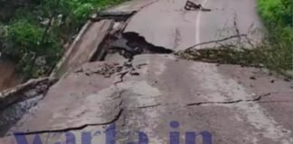 Ruas Jalur Seranggas Amblas Akibat Guyuran Hujan