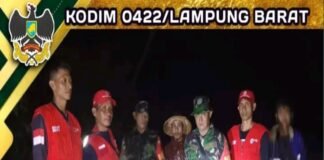 Babinsa 422-07/Batu Brak Sigap Terjun Jadi Garda Terdepan Bantu Masyarkat di Tengah Bencana banjir