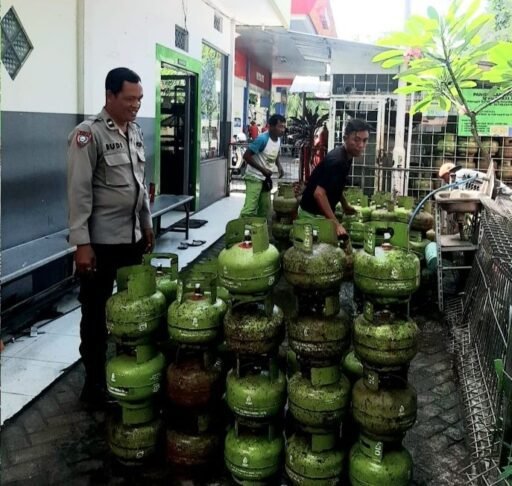 Bhabinkamtibmas Pejanggik Pantau Pembelian Gas Elpiji 3 Kg di SPBU Karang Jangkong