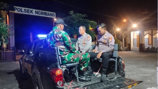 Polsek Ngimbang Gelar Patroli Gabungan Jaga Mako Polsek Ngimbang Antisipasi Guantibmas