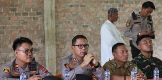 Kapolsek Sanga Desa Beri Kejutan Umroh untuk Marbot Masjid, Warga Terharu