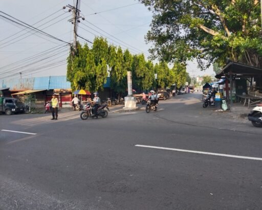 Polsek Ngimbang Secara Rutin Menggelar Commanderwish Pagi di Daerah Rawan Kemacetan