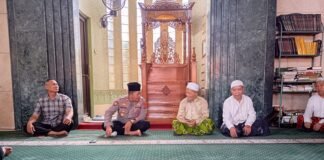 Kapolsek Lemahabang Laksanakan Jumat Curhat Di Desa Karyamukti