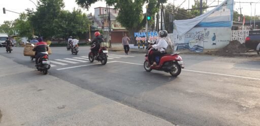 Guna Antisipasi Kemacetan Polsek Ngimbang Secara Rutin Melaksanakan Commanderwish Pagi