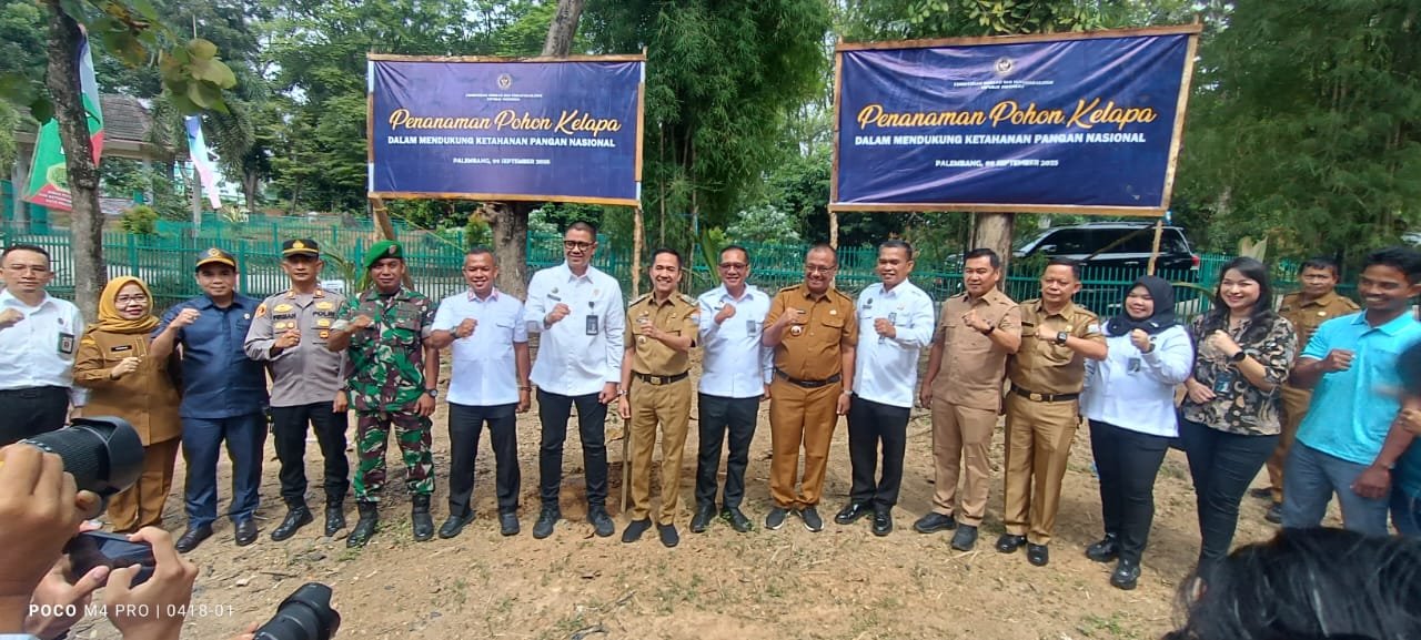 Sinergi TNI dan Pemkot Palembang: Danramil Makrayu Ikuti Penanaman Pohon Kelapa Serentak