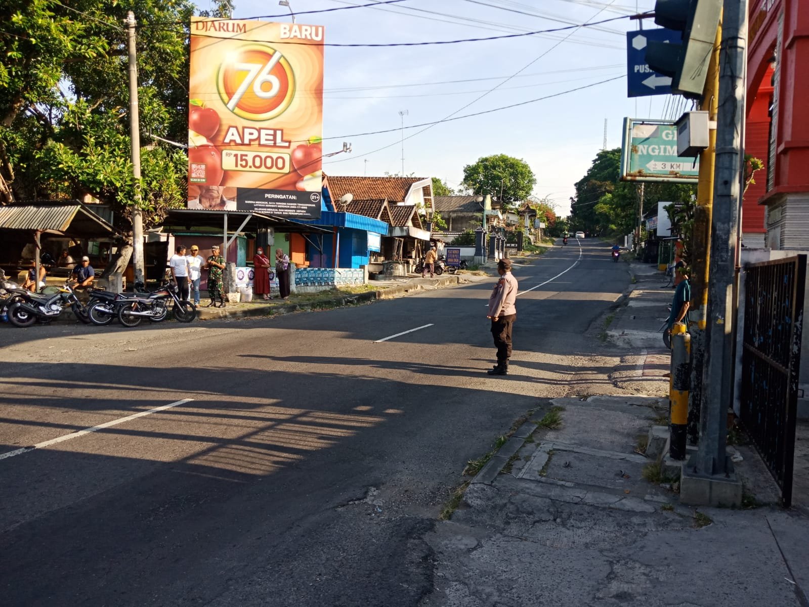 Polsek Ngimbang Secara Rutin Menggelar Commanderwish Pagi di Daerah Rawan Kemacetan