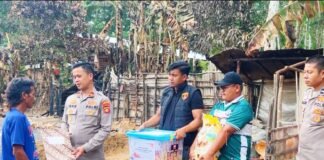 Polsek Tungkal Jaya Salurkan Bantuan Kepada Bapak Mudrina, Korban Musibah Kebakaran