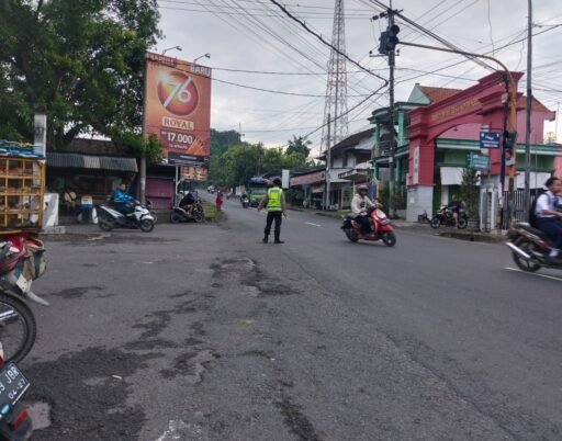Guna Antisipasi Kemacetan Polsek Ngimbang Secara Rutin Melaksanakan Commanderwish Pagi