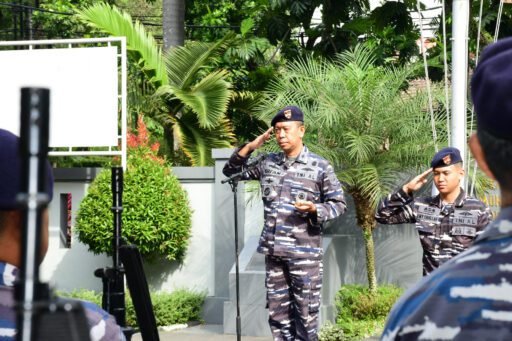 Komandan Lanal Bandung Pimpin Upacara Bendera 17-an