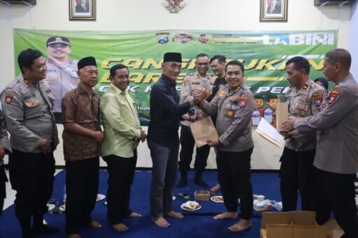 Cangkruakan Kamtibmas Polres Tanjungperak Beri 200 Kunci Ganda Motor ke Warga