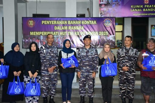 Lanal Bandung Gelar Bakti Sosial Pembagian Sembako Sambut HUT Ke-80 TNI