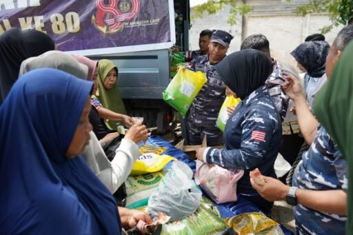Hadiah HUT Ke-80 TNI AL Untuk Masyarakat Desa Mangku Jaya, Lanal Dumai Gelar Bazar Sembako Murah