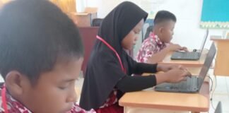 Tidak Ada Sinyal, Siswa SD Batu Tuguh Harus Tempuh Enam Kilo Meter Untuk Ikuti Ujian