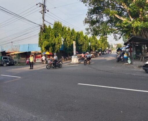 Polsek Ngimbang Secara Rutin Menggelar Commanderwish Pagi di Daerah Rawan Kemacetan