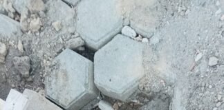 Pembangunan pagar balai desa Prabu Menag diduga dikerjakan asal jadi, dan tanpa papan informasi,