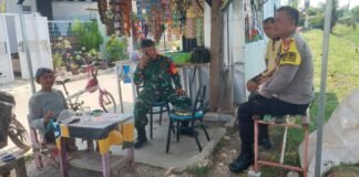 Babinsa dan Bimaspol Komsos Dengan Warga Perumahan Abdi negara residence Desa Muktiwari