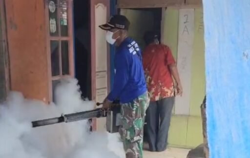 Cegah DBD Puskemas Sukaindah melakukan Fogging Di desa Sukajadi kecamatan sukakarya