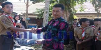 Sebanyak 284 Siswa SMPN 1 Liwa Menerima Langsung Seragam Sekolah Gratis